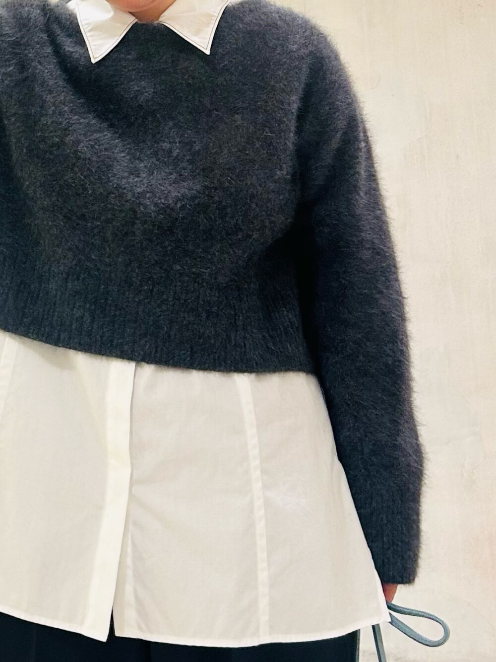 ブラック系のその他パンツ、ブラック系のブーツ、グレー系のニット/セーターを着用したレディースの秋コーディネートの3枚目の写真