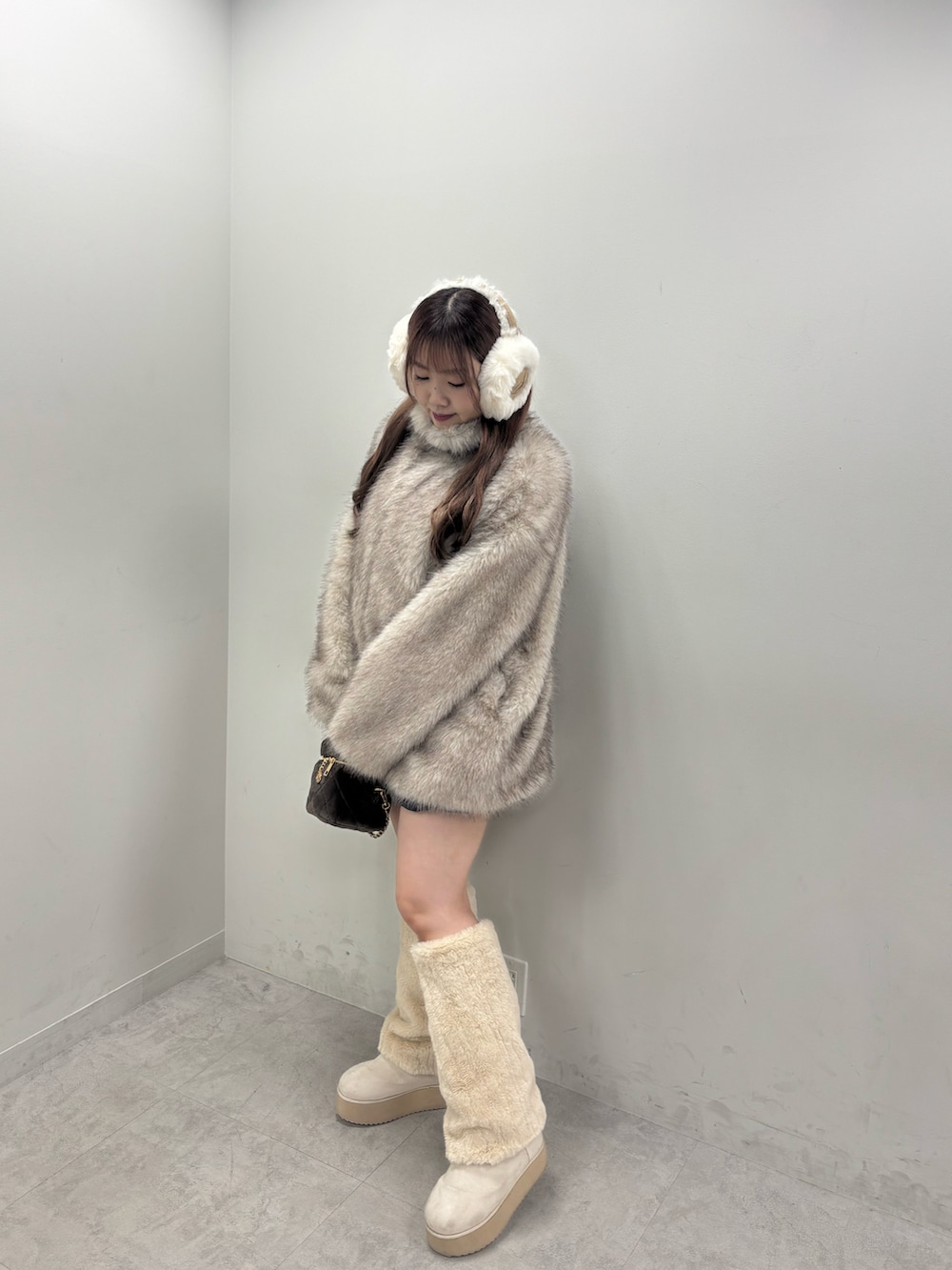 ベージュ系のブーツ、ブラウン系のショルダーバッグ、ベージュ系のその他アウターを着用したレディースの秋コーディネートの2枚目の写真