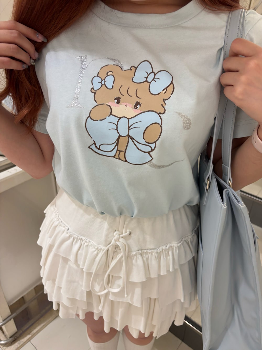 ホワイト系のその他パンツ、ブルー系のTシャツ/カットソー、ホワイト系のサンダルを着用したレディースの夏コーディネートの3枚目の写真