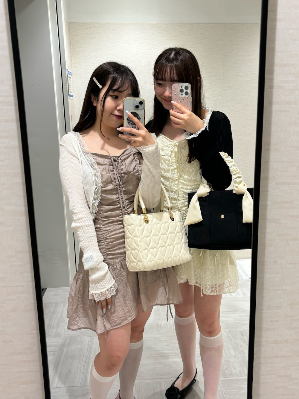 「秋服準備はじめました、アツいコーデ全部見せ、お出かけコーデ、休日スタイル、双子コーデ、おそろいコーデ、ワンピース、ボレロカーデ、パンプス、ガーリーコーデ、ミニワンピ、骨格ウェーブ、153cmコーデ、低身長コーデ、ナイスクラップ」|「one after another NICE CLAUPのビッグハートキルティングミニトートバッグ(トートバッグ、ホワイト系)」を使った、Emi【骨格ウェーブ/ブルベ冬】さん(レディース・153cm)の夏コーディネートの2枚目の写真