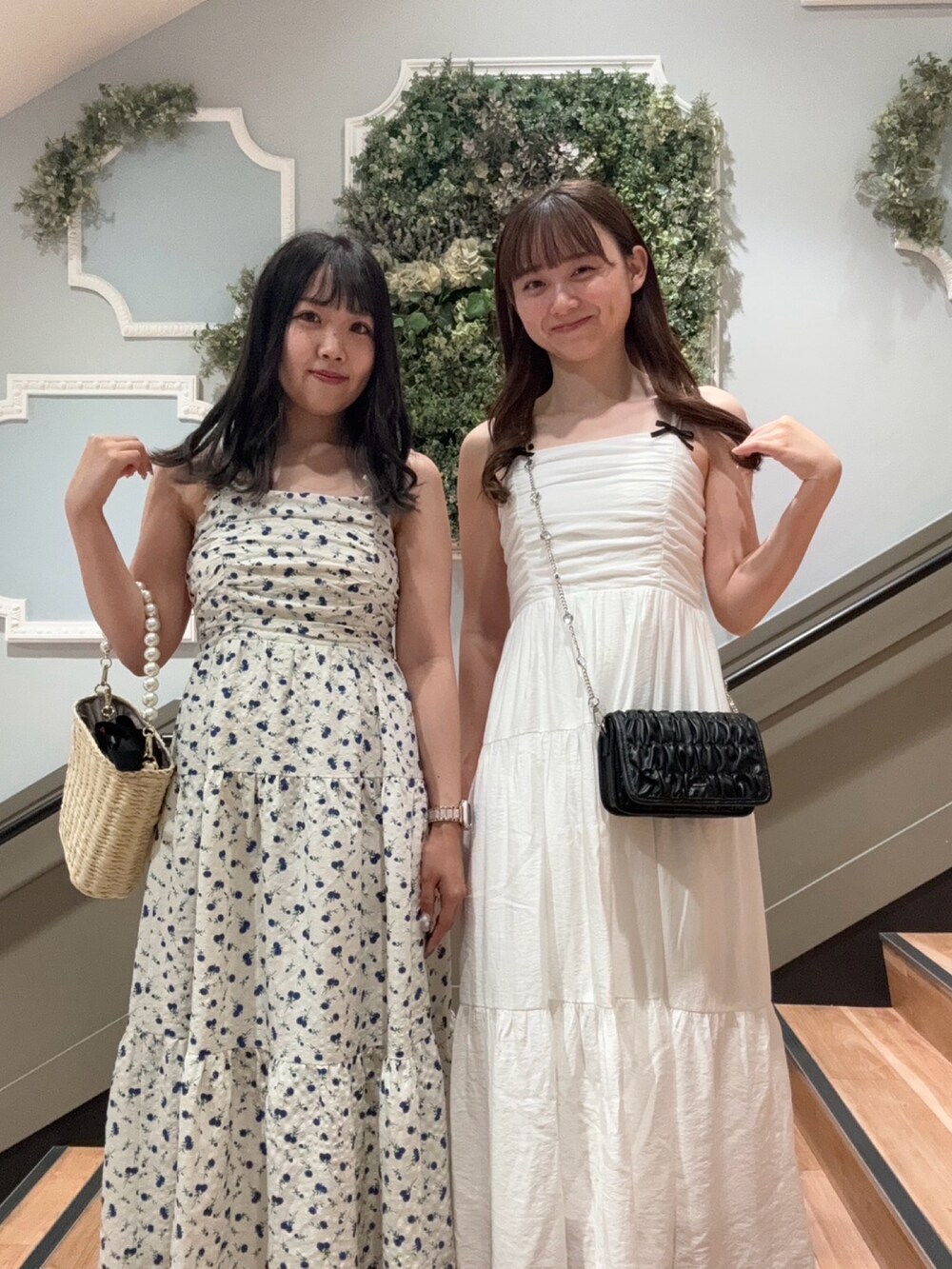 ホワイト系のワンピース、ホワイト系のワンピース、ブラック系のショルダーバッグを着用したレディースの夏コーディネートの2枚目の写真