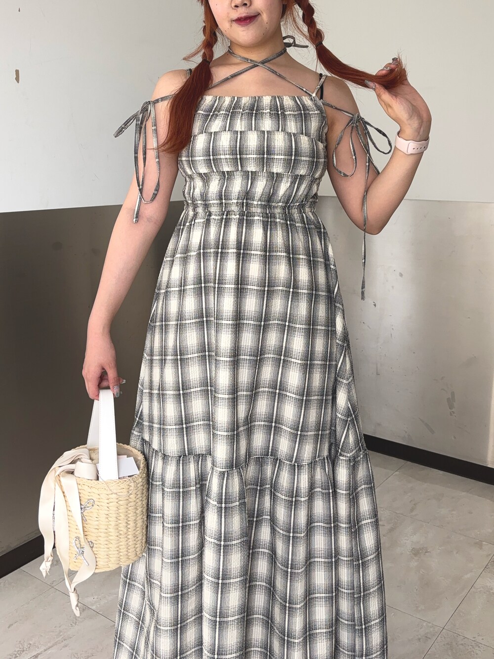 ゴールド系のサンダル、ホワイト系のかごバッグ、ホワイト系のワンピースを着用したレディースの夏コーディネートの2枚目の写真