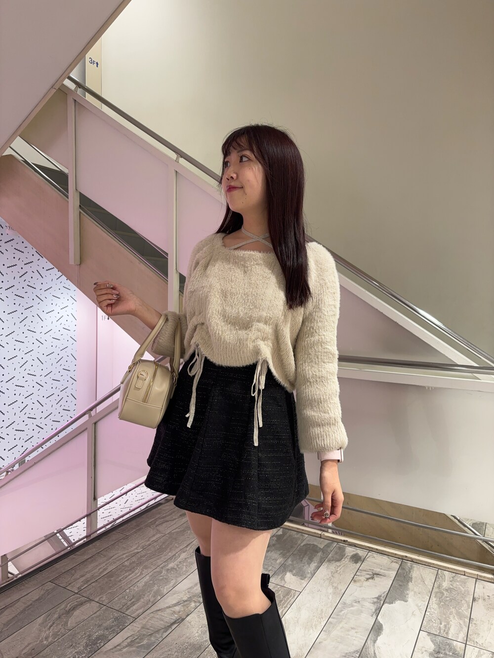 「お出かけコーデ、休日スタイル、ニット、フレアスカート、ロングブーツ、ベージュ×ブラック、ドロストデザイン、骨格ウェーブ、153cmコーデ、低身長コーデ、ナイスクラップ、ガーリーコーデ、キラキラ、いいね、save、フォローお願いします🤑」｜「one after another NICE CLAUPのタンク底ロングブーツ（ブーツ、ブラック系）」を使った、Emi【骨格ウェーブ/ブルベ冬】さん（レディース・153cm）の冬コーディネートの2枚目の写真