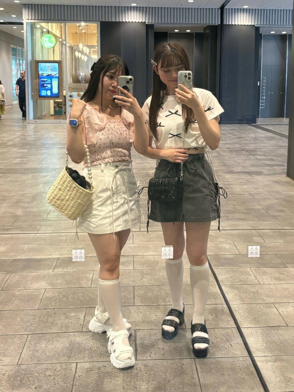 ホワイト系のTシャツ/カットソー、ブラック系のショルダーバッグ、ブラック系のスカートを着用したレディースの夏コーディネートの2枚目の写真