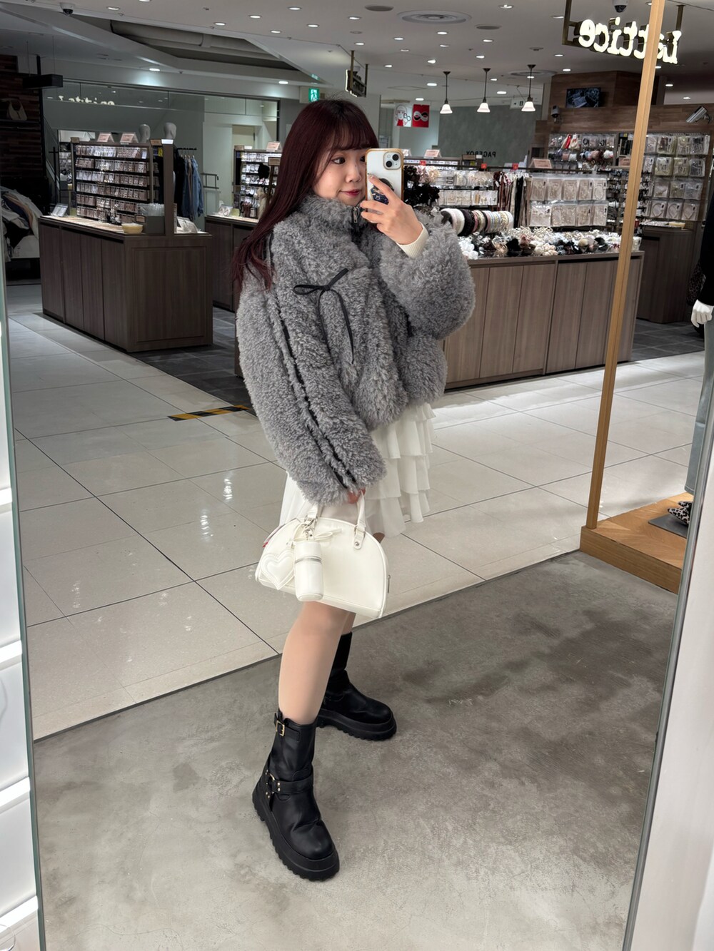 「真冬のあったかスタイル、ボアジャケット、お出かけコーデ、休日スタイル、冬アウター、グレー、ティアードスカート、今日のコーデ、骨格ウェーブ、153cmコーデ、低身長コーデ、カジュアルガーリー、ナイスクラップ、ボストンバッグ、いいね、save、フォローお願いします🤑」｜「one after another NICE CLAUPのチャーム付きボストンバッグ（ハンドバッグ、ホワイト系）」を使った、Emi【骨格ウェーブ/ブルベ冬】さん（レディース・153cm）の冬コーディネートの2枚目の写真