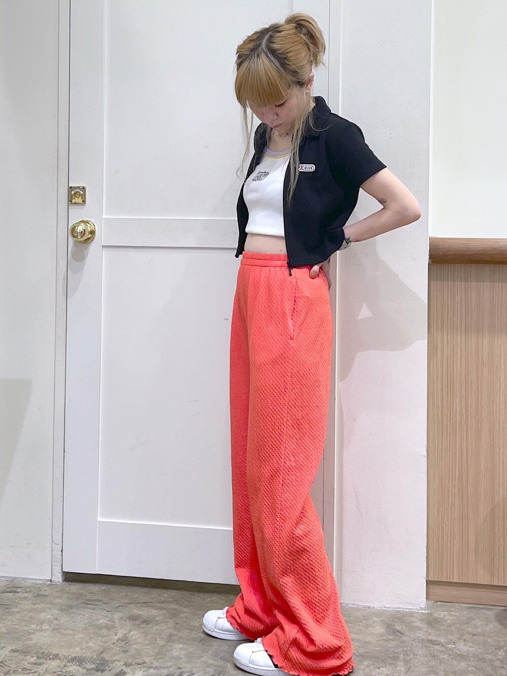 ブラック系のシャツ/ブラウス、ホワイト系のキャミソール、ピンク系のその他パンツを着用したレディースの夏コーディネートの2枚目の写真