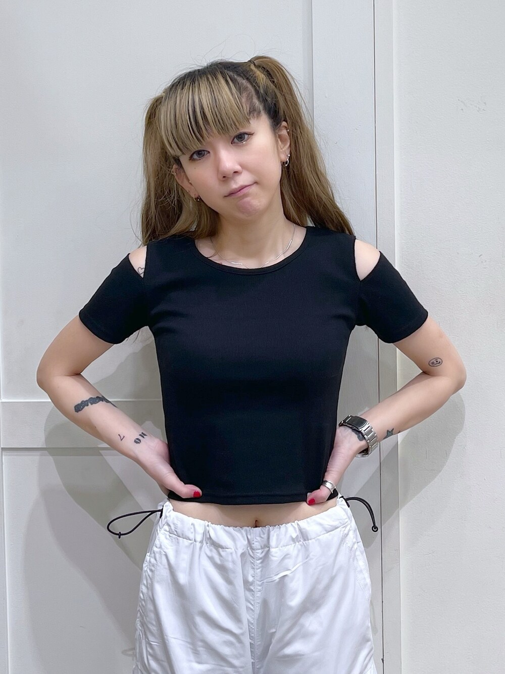 ブラック系のTシャツ/カットソー、ホワイト系のカーゴパンツ、ピンク系のショルダーバッグを着用したレディースの春コーディネートの4枚目の写真