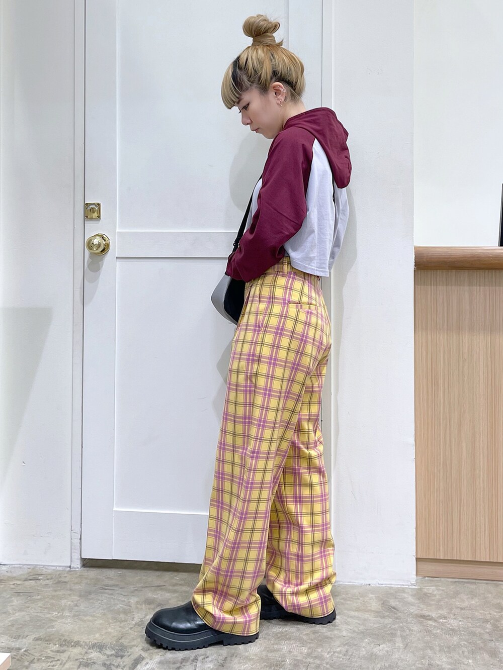 レッド系のパーカー、イエロー系のその他パンツ、その他のショルダーバッグを着用したレディースの冬コーディネートの2枚目の写真