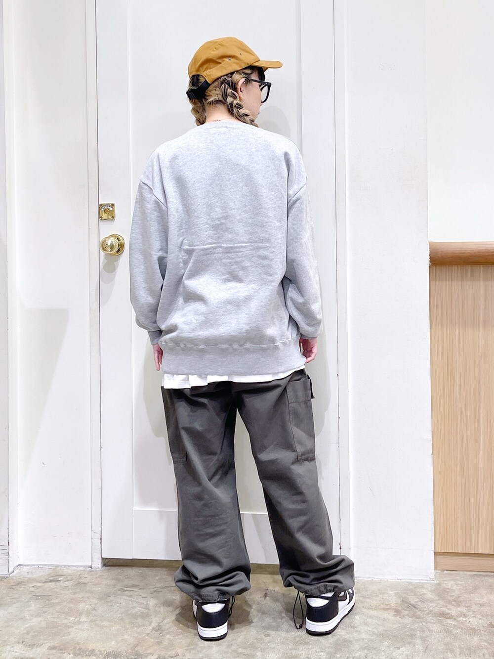 グレー系のスウェット、グリーン系のその他パンツ、ホワイト系のTシャツ/カットソーを着用したレディースの秋コーディネートの3枚目の写真