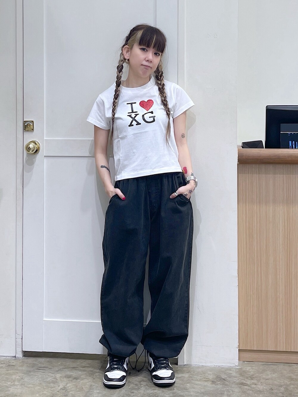 ホワイト系のTシャツ/カットソー、ブラック系のその他パンツ、ゴールド系のコインケースを着用したレディースの夏コーディネートの4枚目の写真