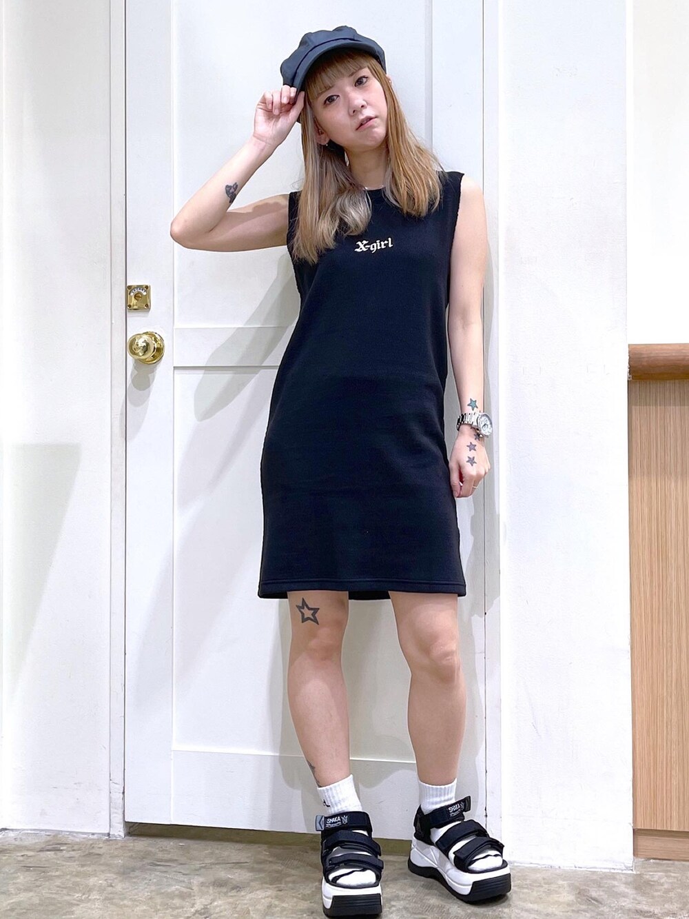 ブラック系のワンピース、グリーン系のキャミソール、ブラック系のサンダルを着用したレディースの夏コーディネートの2枚目の写真