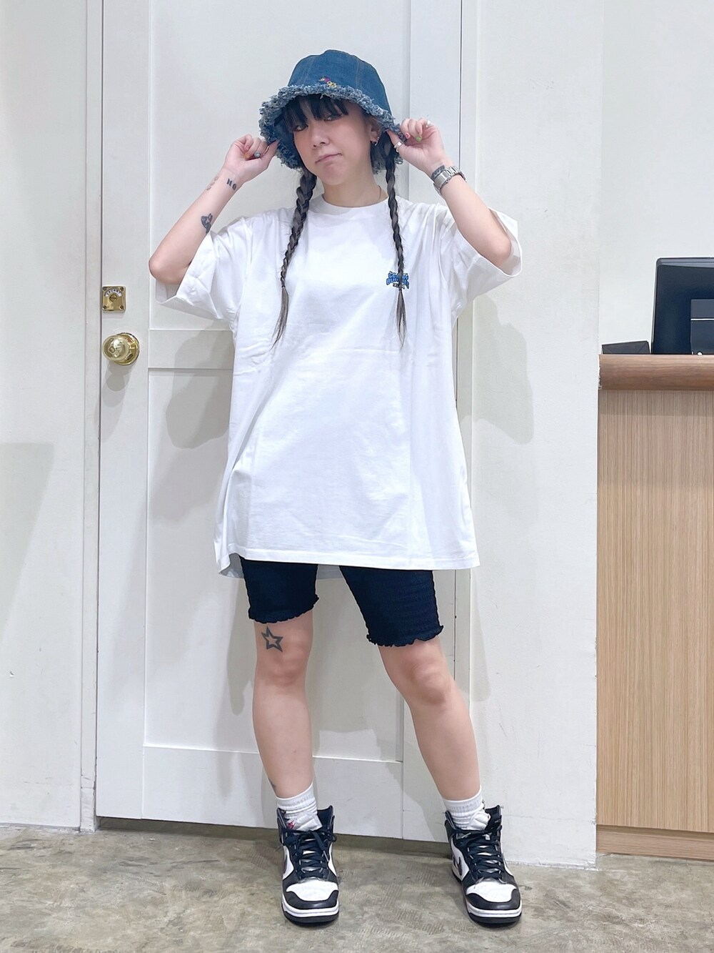 ホワイト系のTシャツ/カットソー、ブラック系のその他パンツ、ブルー系のハットを着用したレディースの夏コーディネートの2枚目の写真