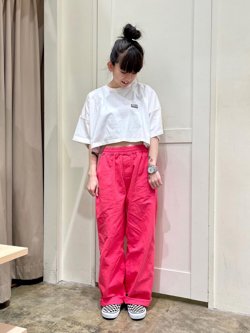 ホワイト系のTシャツ/カットソー、ブラック系のタンクトップ、ピンク系のその他パンツを着用したレディースの春コーディネートの2枚目の写真