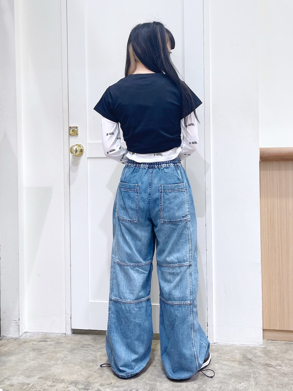 ブラック系のTシャツ/カットソー、ホワイト系のトップス、ブルー系のデニムパンツを着用したレディースの夏コーディネートの3枚目の写真