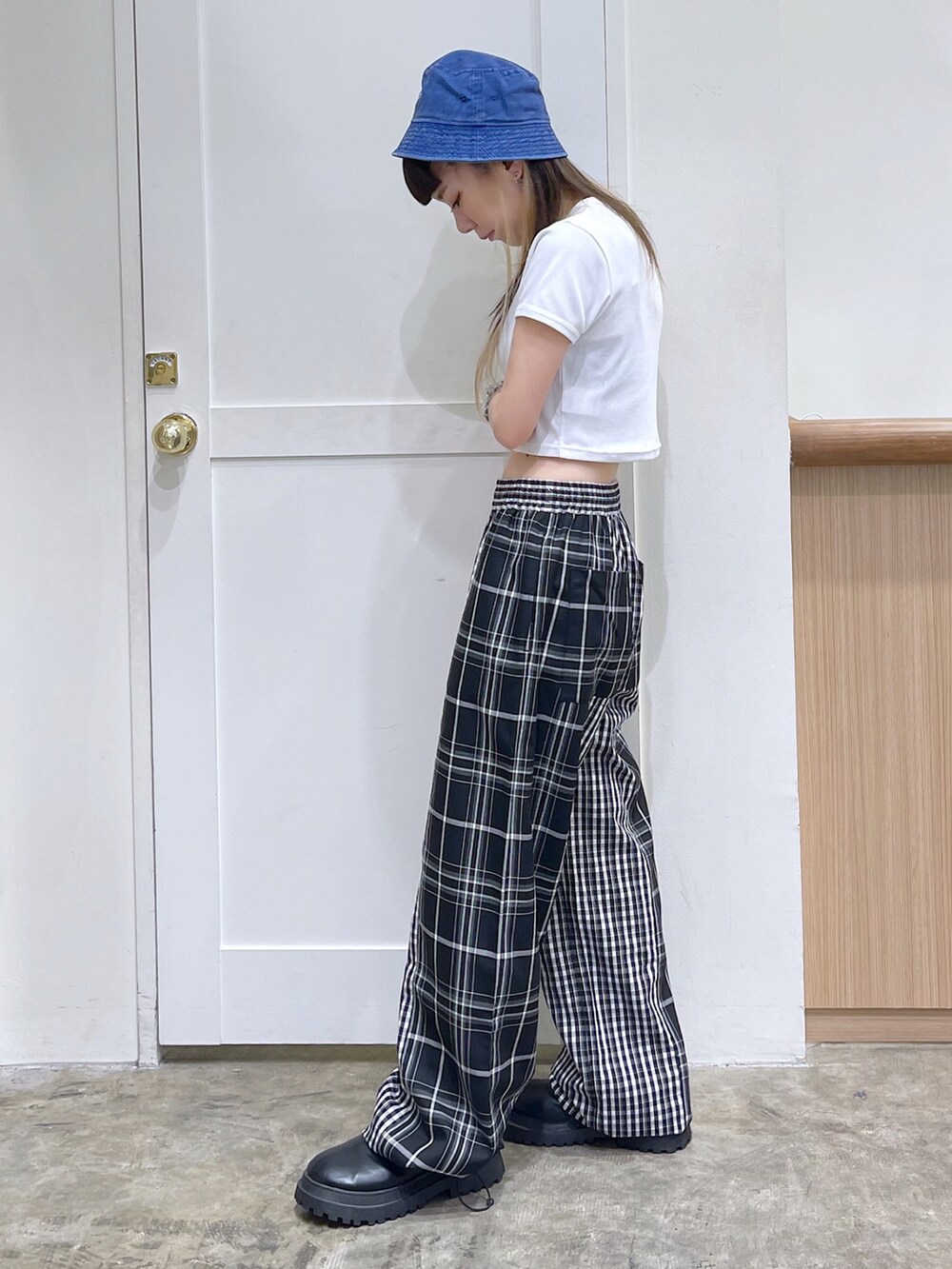 ブラック系のその他パンツ、ホワイト系のTシャツ/カットソー、ブルー系のハットを着用したレディースの夏コーディネートの3枚目の写真