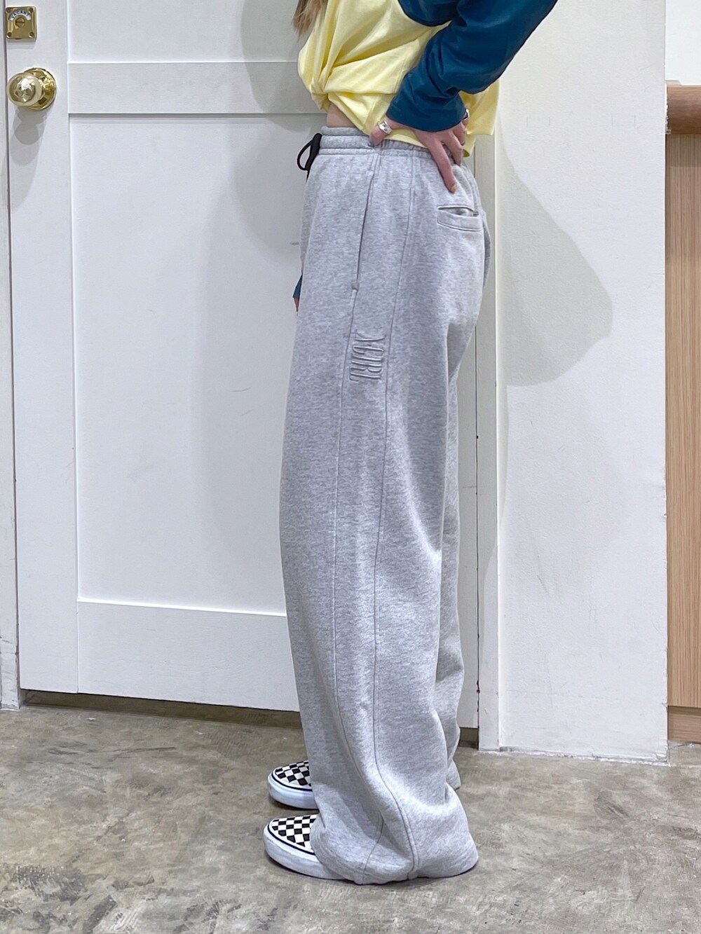 グリーン系のTシャツ/カットソー、グレー系のスウェットパンツ、グリーン系のニットキャップ/ビーニーを着用したレディースの冬コーディネートの5枚目の写真