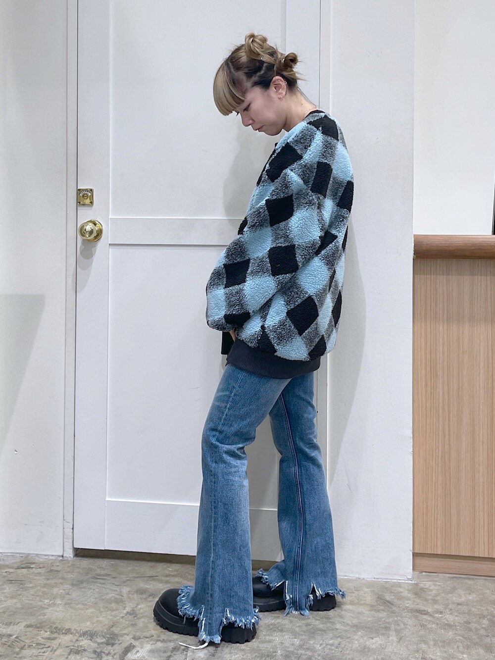 ブルー系のカーディガン/ボレロ、グレー系のTシャツ/カットソー、ブルー系のデニムパンツを着用したレディースの秋コーディネートの3枚目の写真