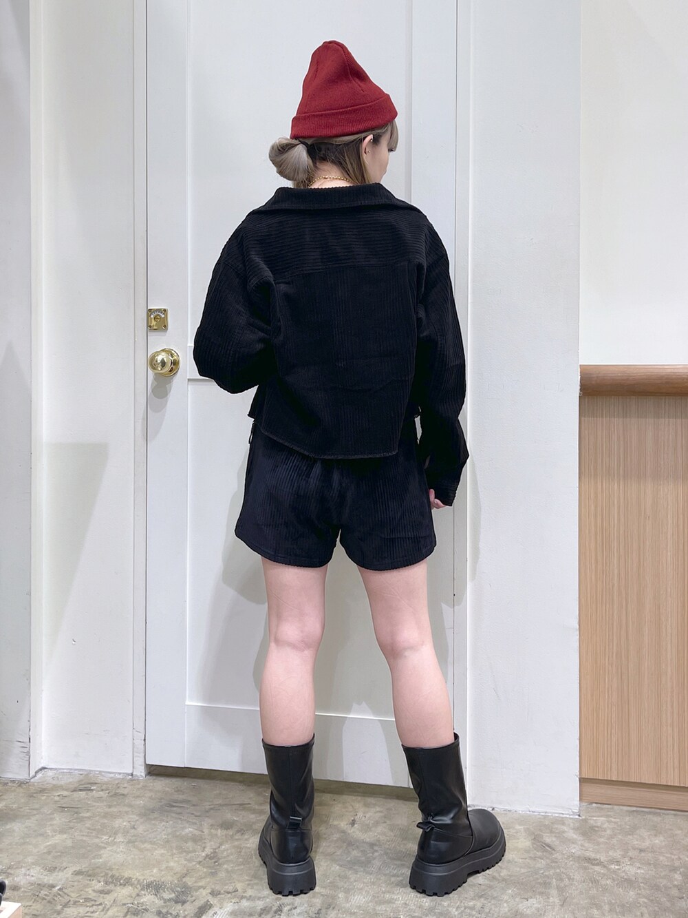 ホワイト系のTシャツ/カットソー、ブラック系のブルゾン、ブラック系のその他パンツを着用したレディースの秋コーディネートの4枚目の写真