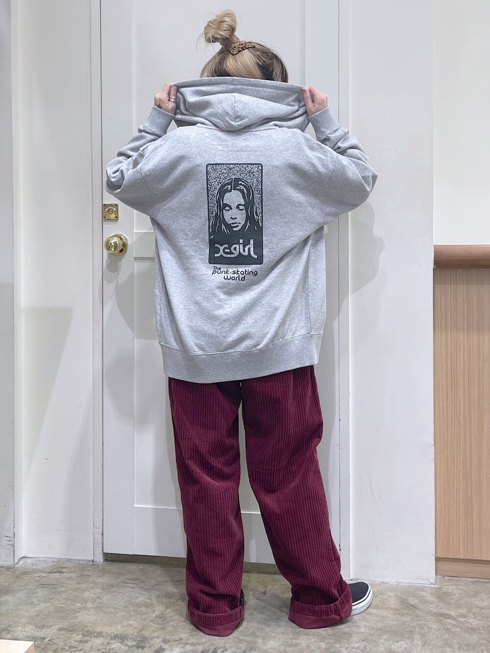 グレー系のパーカー、ブラック系のTシャツ/カットソー、レッド系のその他パンツを着用したレディースの秋コーディネートの3枚目の写真