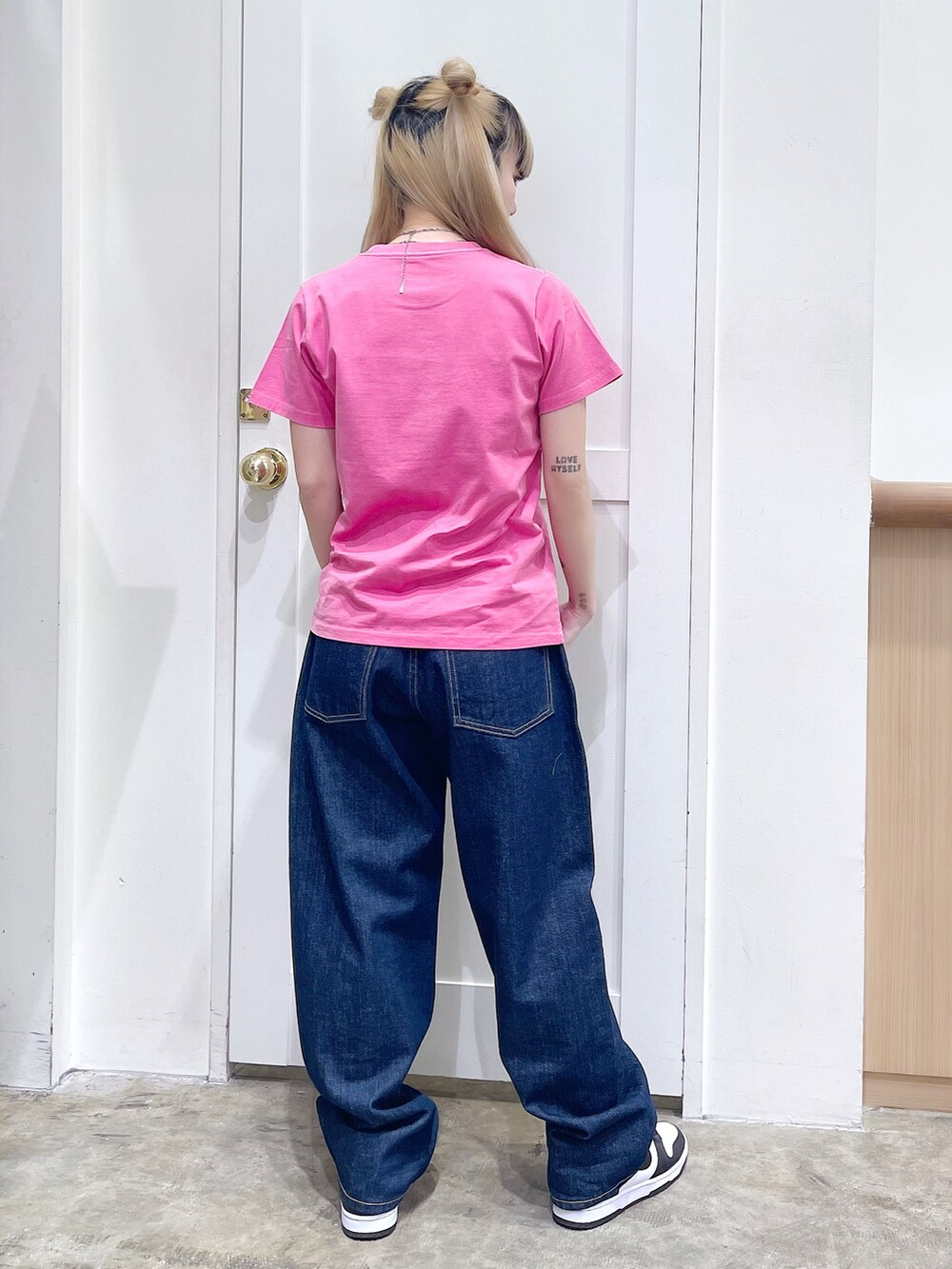 ピンク系のTシャツ/カットソー、ブルー系のデニムパンツ、ホワイト系のスニーカーを着用したレディースの春コーディネートの4枚目の写真