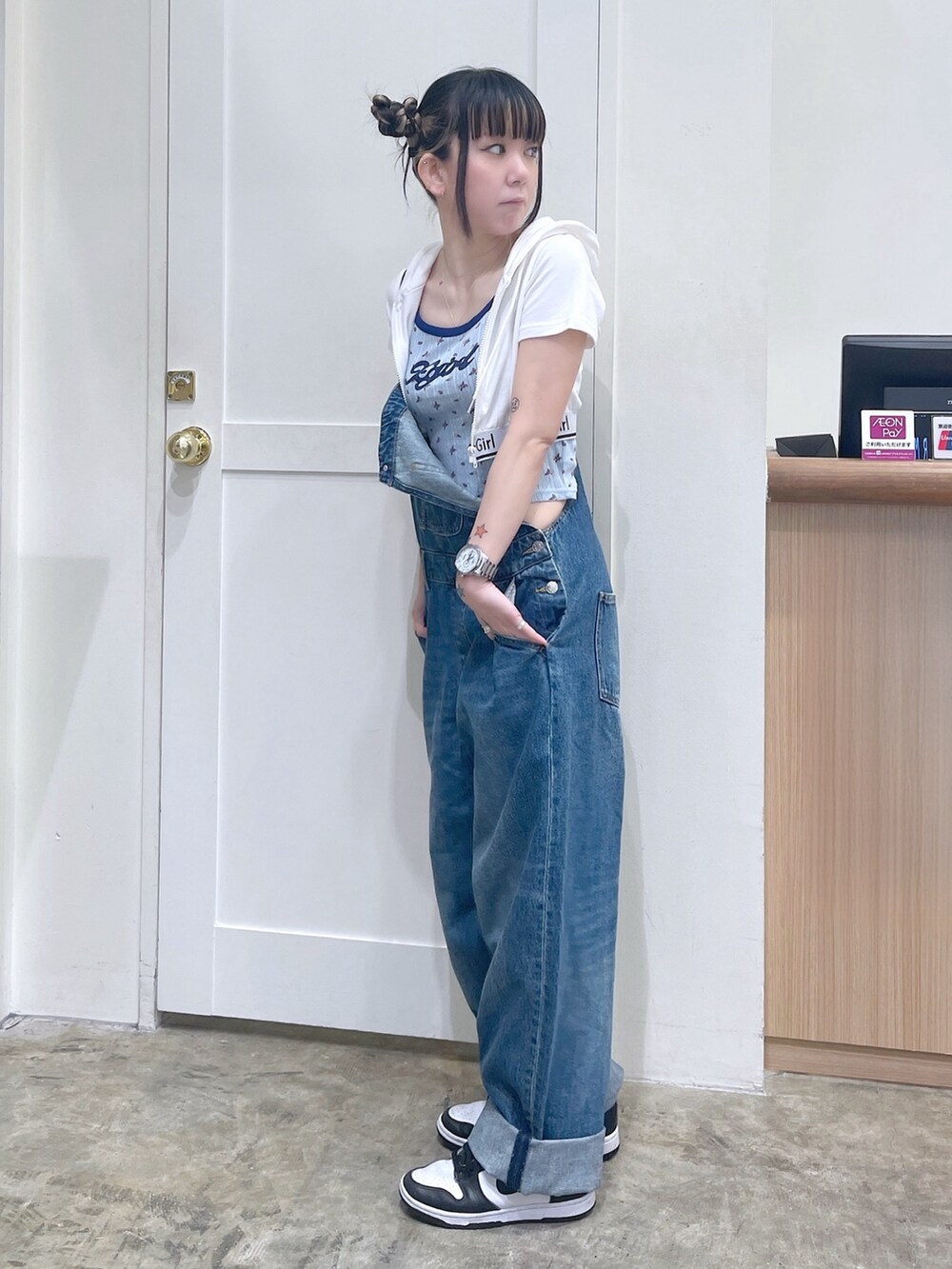 ホワイト系のパーカー、ブルー系のキャミソール、ブルー系のサロペット/オーバーオールを着用したレディースの夏コーディネートの2枚目の写真