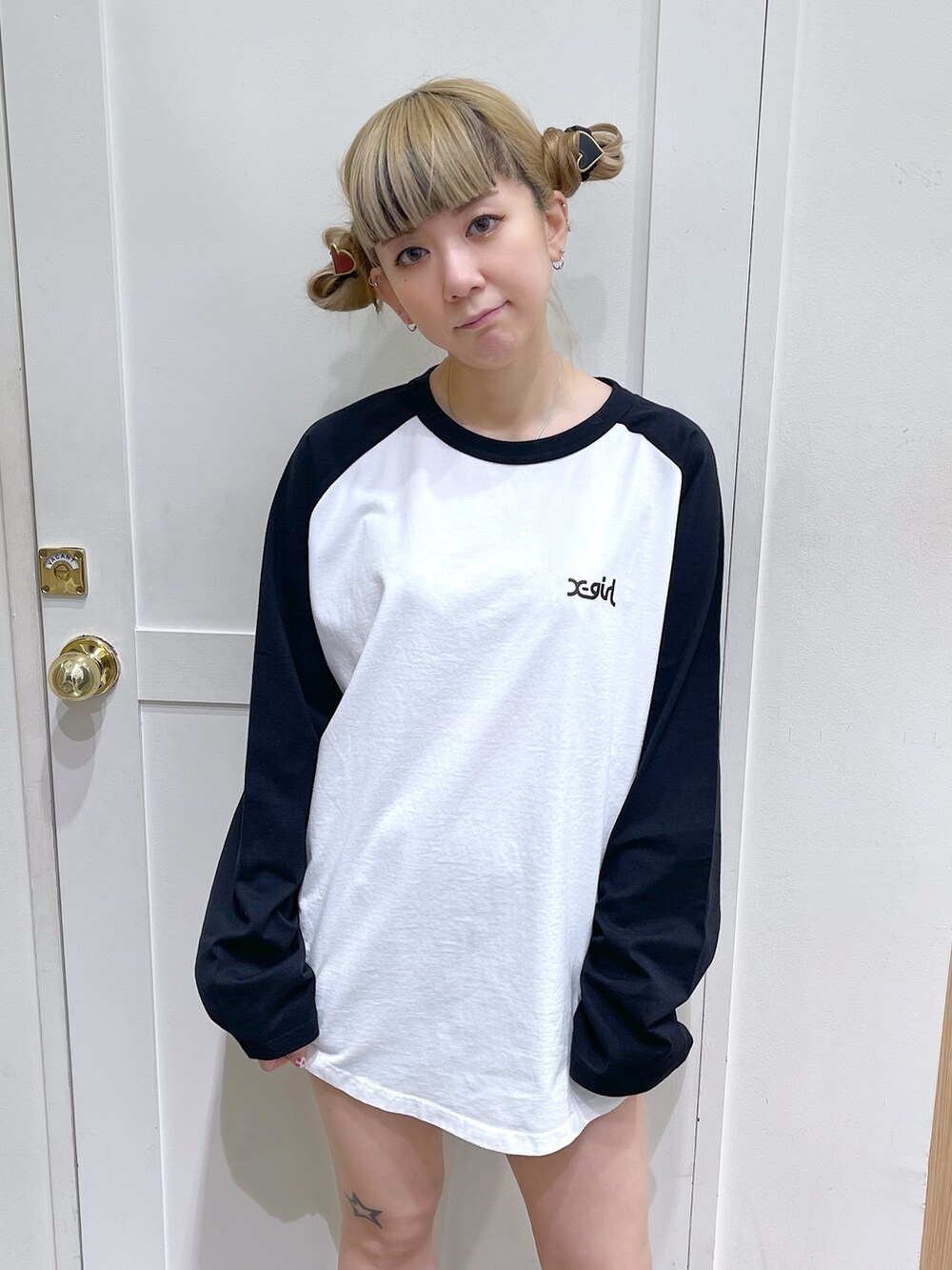 ブルー系のブルゾン、ホワイト系のTシャツ/カットソー、ブラック系のブーツを着用したレディースの冬コーディネートの4枚目の写真