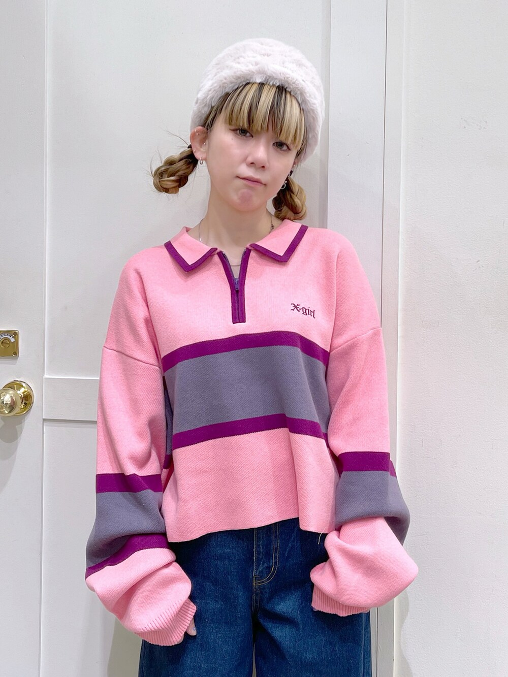 ピンク系のニット/セーター、ブルー系のデニムパンツ、ホワイト系のハンチング/ベレー帽を着用したレディースの冬コーディネートの5枚目の写真