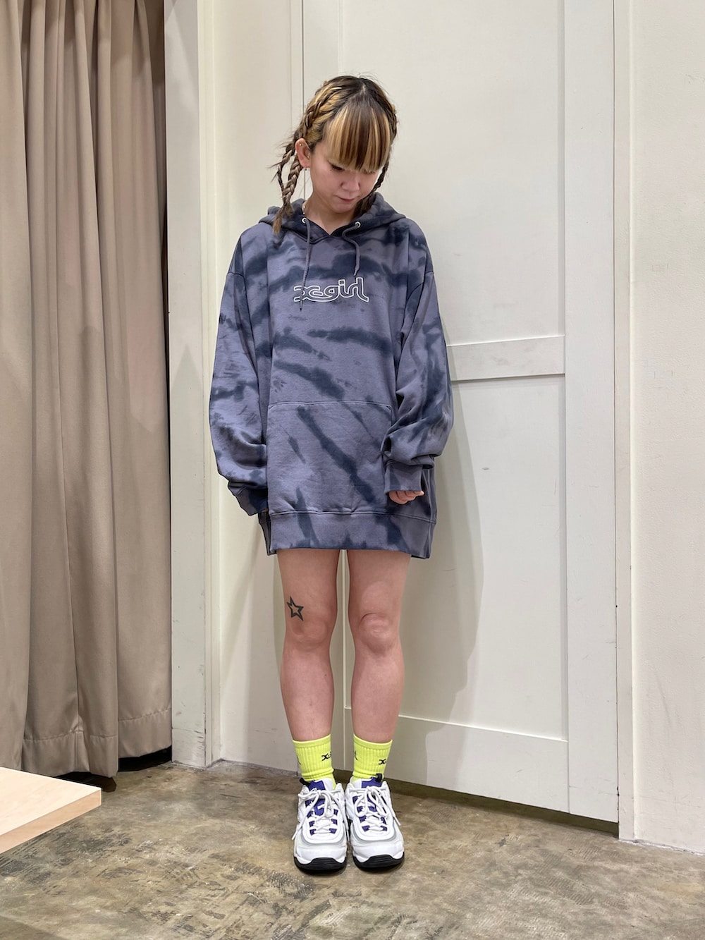 ブラック系のパーカー、ブラック系のナイロンジャケット、イエロー系のソックス/靴下を着用したレディースの冬コーディネートの2枚目の写真