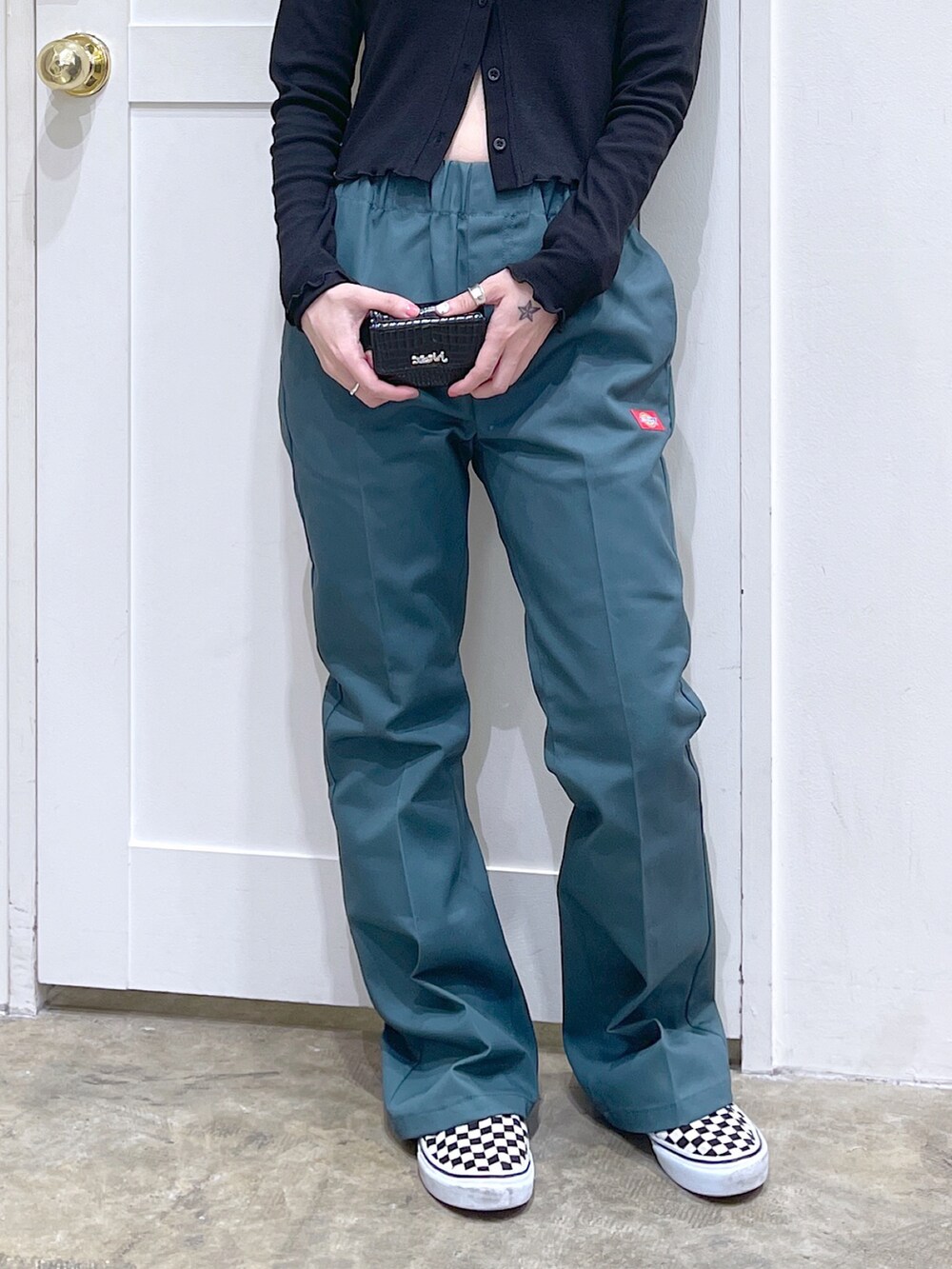 ブラック系のカーディガン/ボレロ、グリーン系のその他パンツ、ブラック系の財布を着用したレディースの秋コーディネートの2枚目の写真