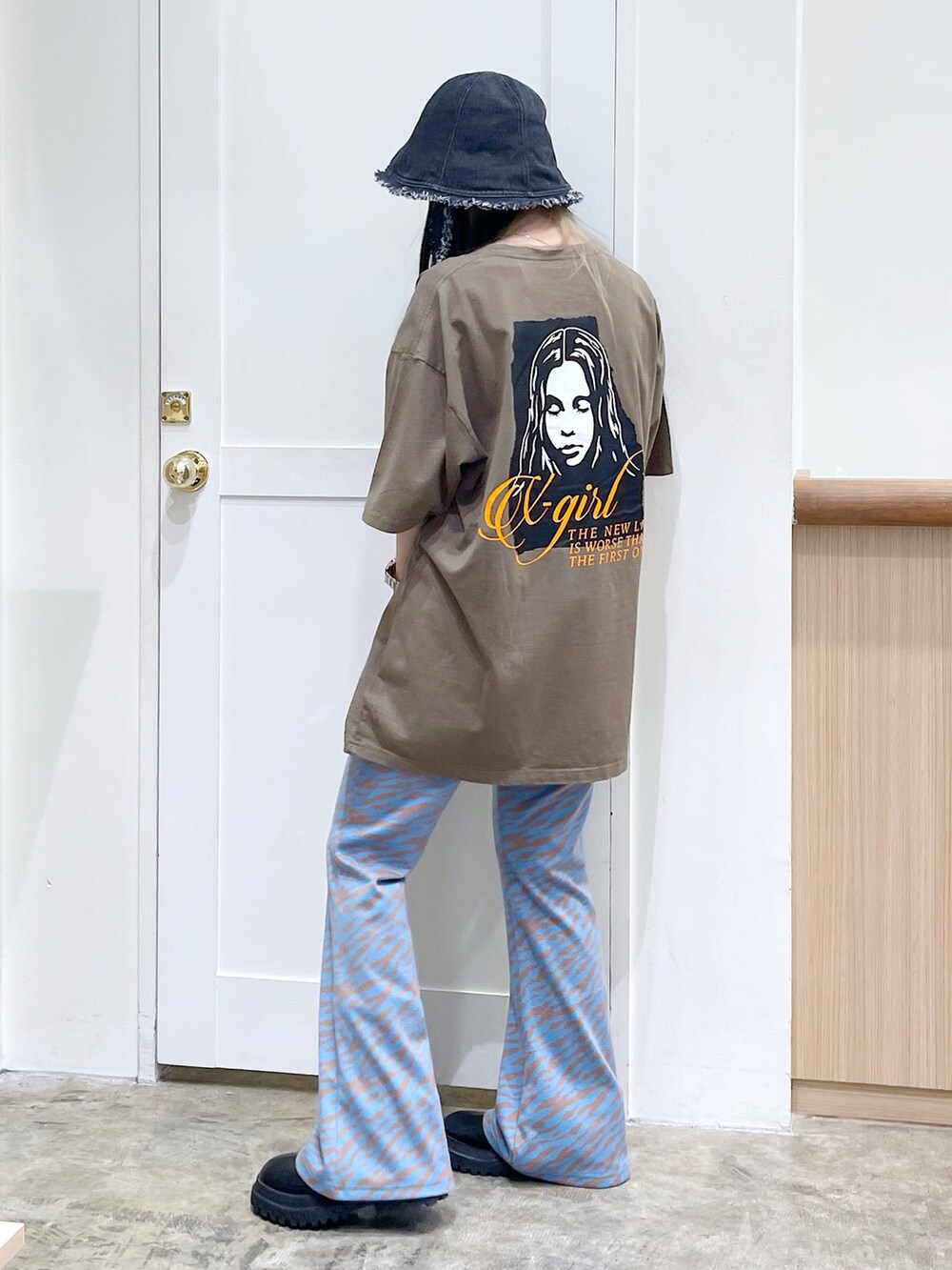 グリーン系のTシャツ/カットソー、ブルー系のその他パンツ、ブラック系のハットを着用したレディースの春コーディネートの2枚目の写真