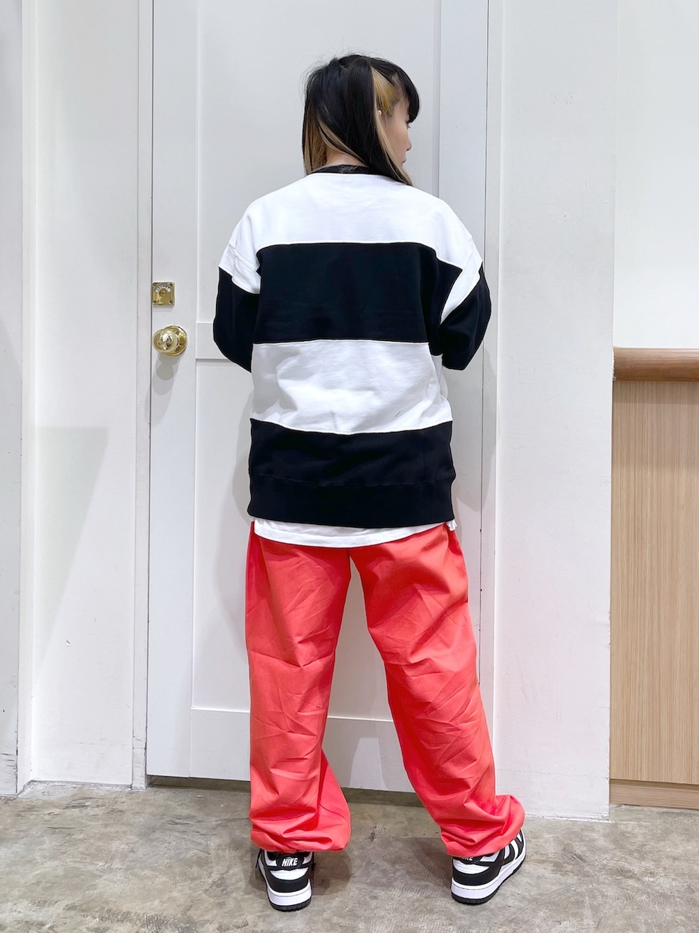 グレー系のその他アウター、ホワイト系のスウェット、オレンジ系のパンツを着用したレディースの秋コーディネートの7枚目の写真