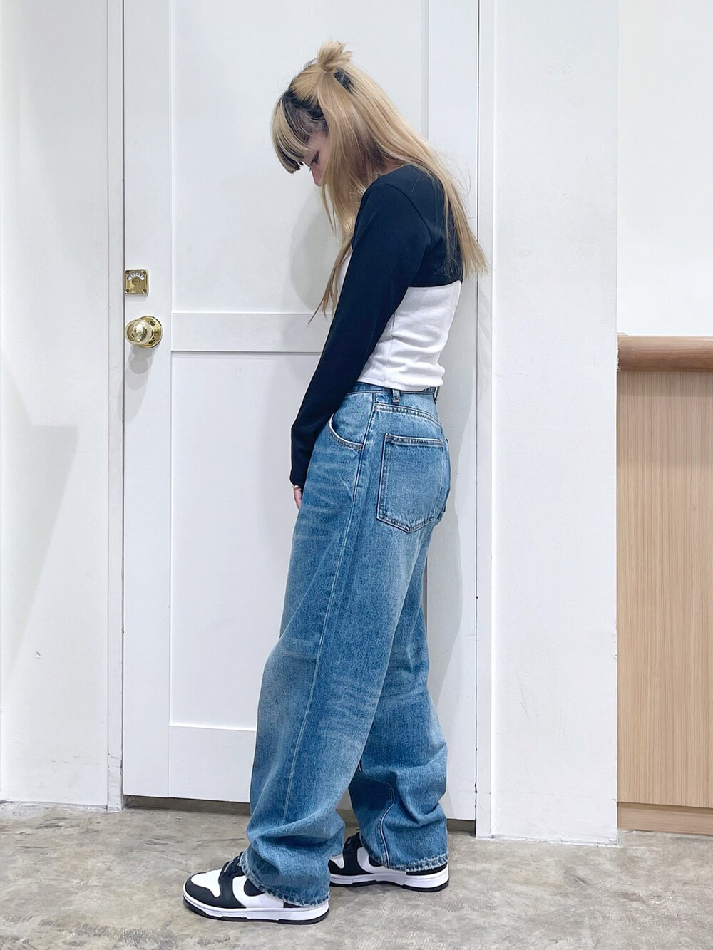 ブラック系のトップス、グレー系のトップス、ブルー系のデニムパンツを着用したレディースの春コーディネートの3枚目の写真