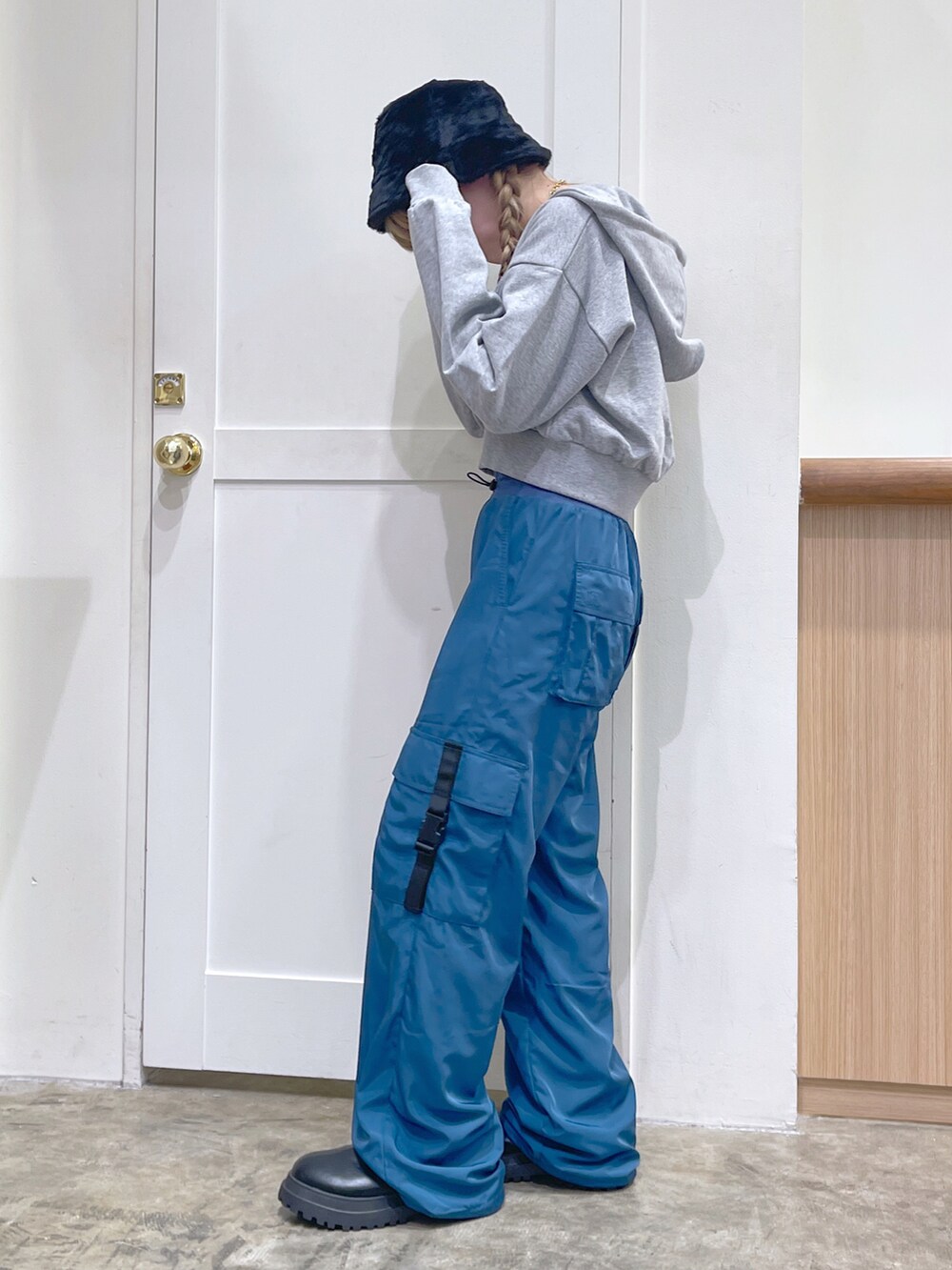 グレー系のパーカー、ブルー系のその他パンツ、ゴールド系のネックレスを着用したレディースの秋コーディネートの3枚目の写真