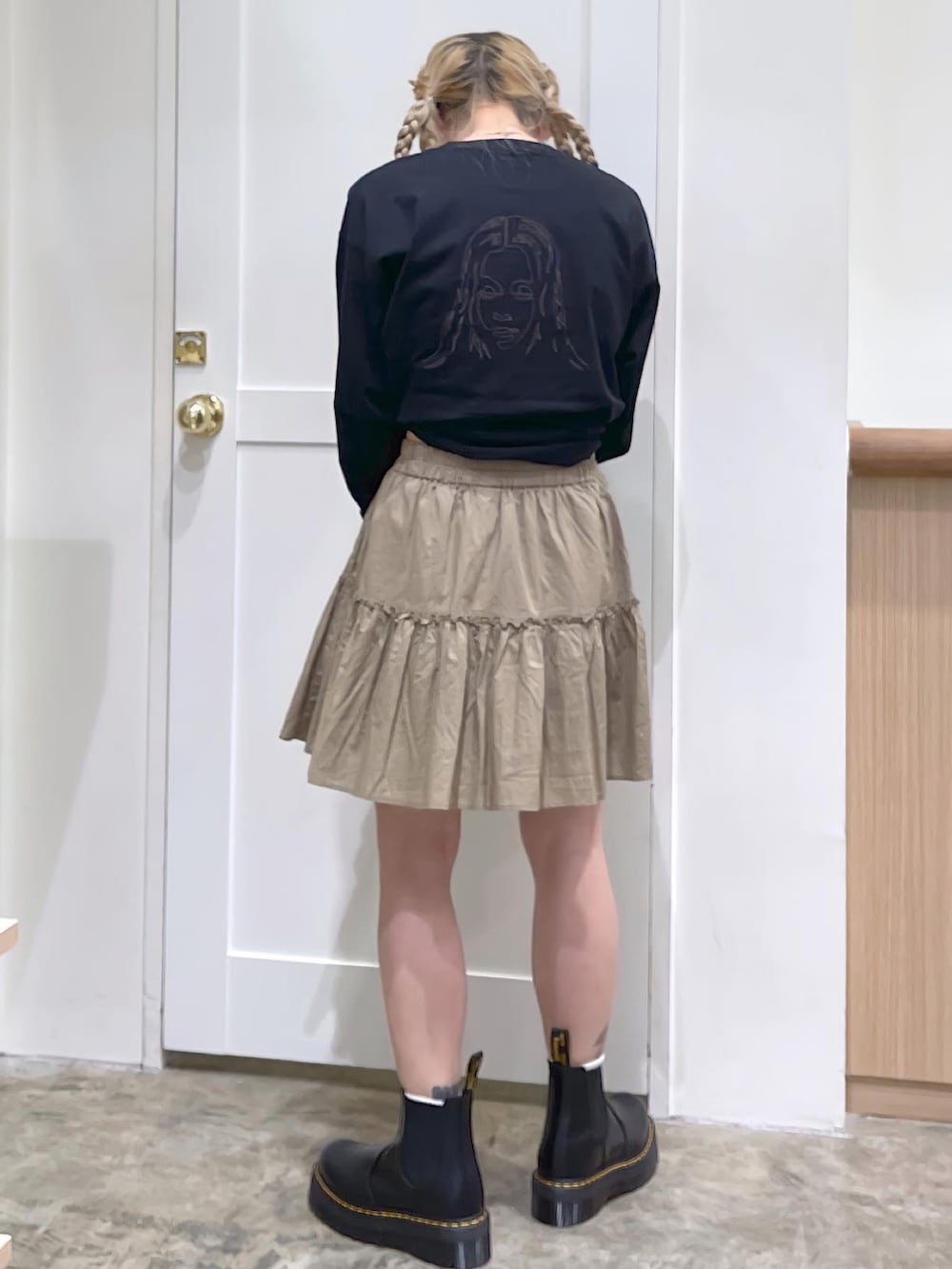 ブラック系のTシャツ/カットソー、ベージュ系のスカート、ベージュ系のショルダーバッグを着用したレディースの夏コーディネートの4枚目の写真