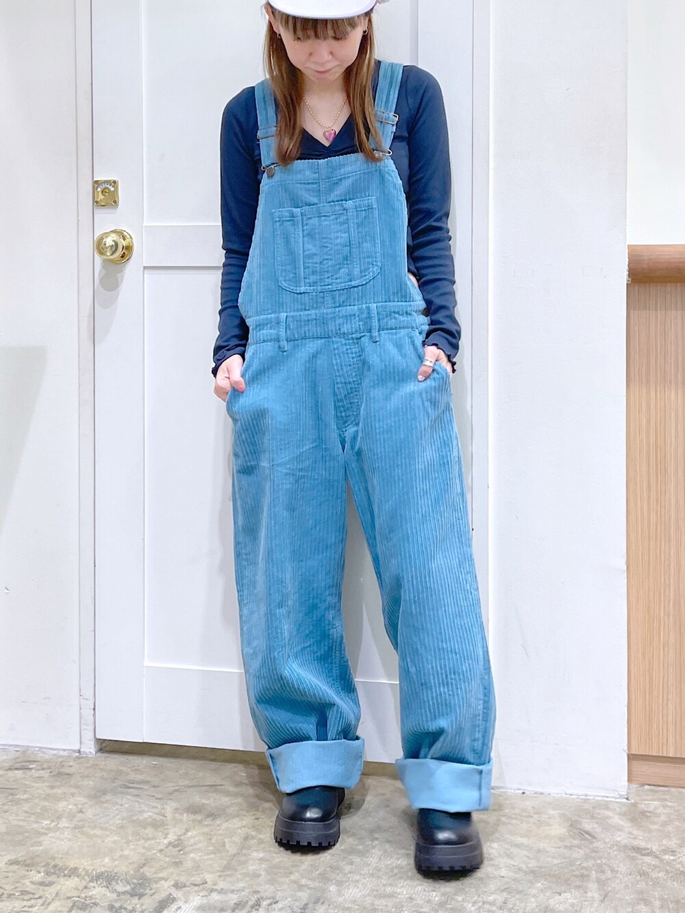 ブルー系のTシャツ/カットソー、ブルー系のサロペット/オーバーオール、グレー系のキャップを着用したレディースの秋コーディネートの2枚目の写真