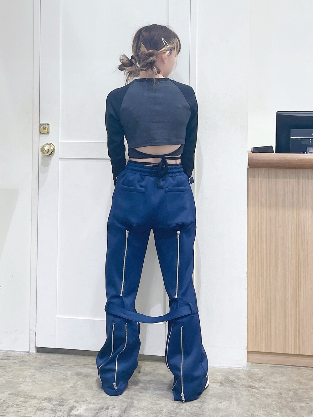 グレー系のTシャツ/カットソー、ブルー系のその他パンツ、パープル系の財布を着用したレディースの夏コーディネートの4枚目の写真