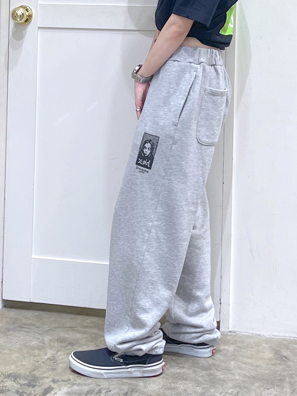 ブラック系のTシャツ/カットソー、グレー系のスウェットパンツ、ブラック系のハットを着用したレディースの夏コーディネートの4枚目の写真