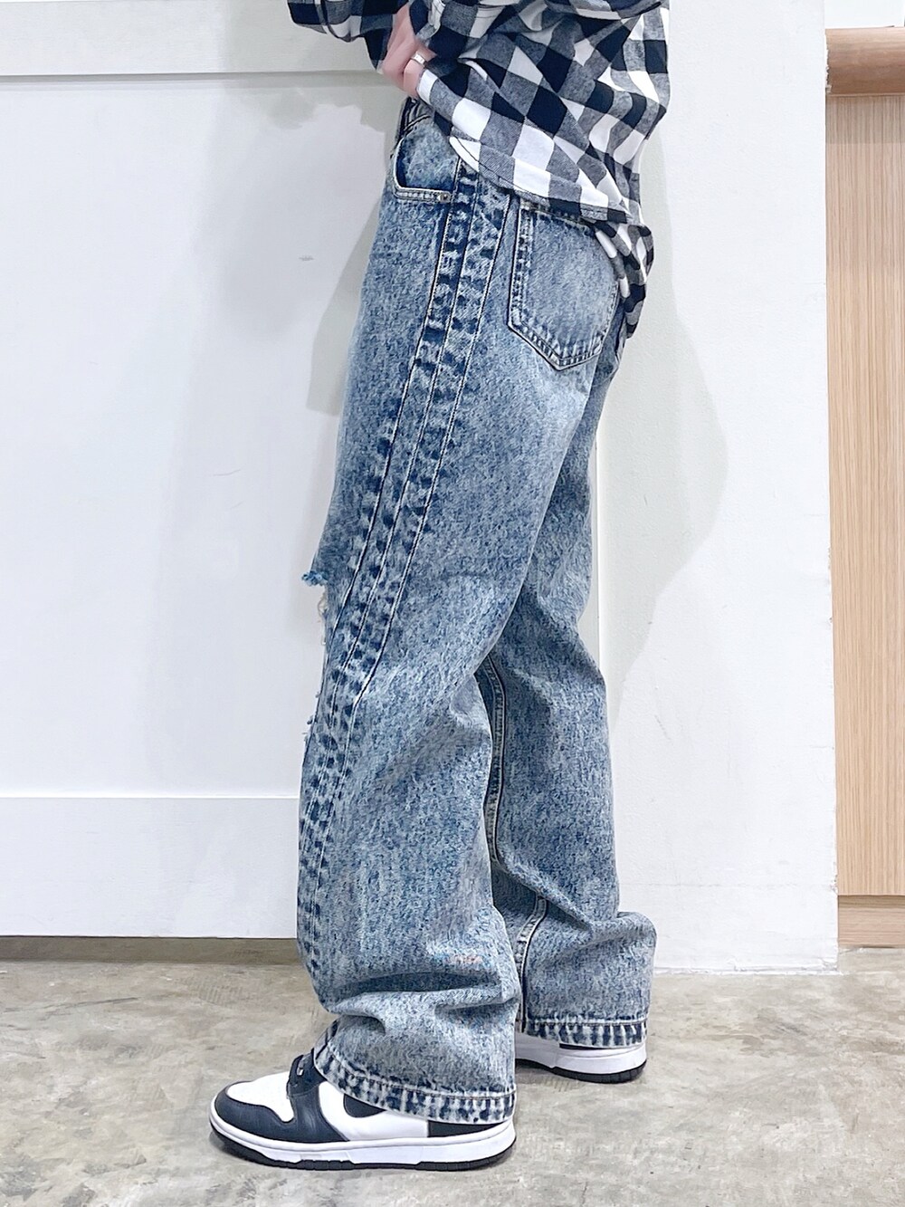 ブラック系のシャツ/ブラウス、ブルー系のデニムパンツ、ホワイト系のTシャツ/カットソーを着用したレディースの夏コーディネートの6枚目の写真