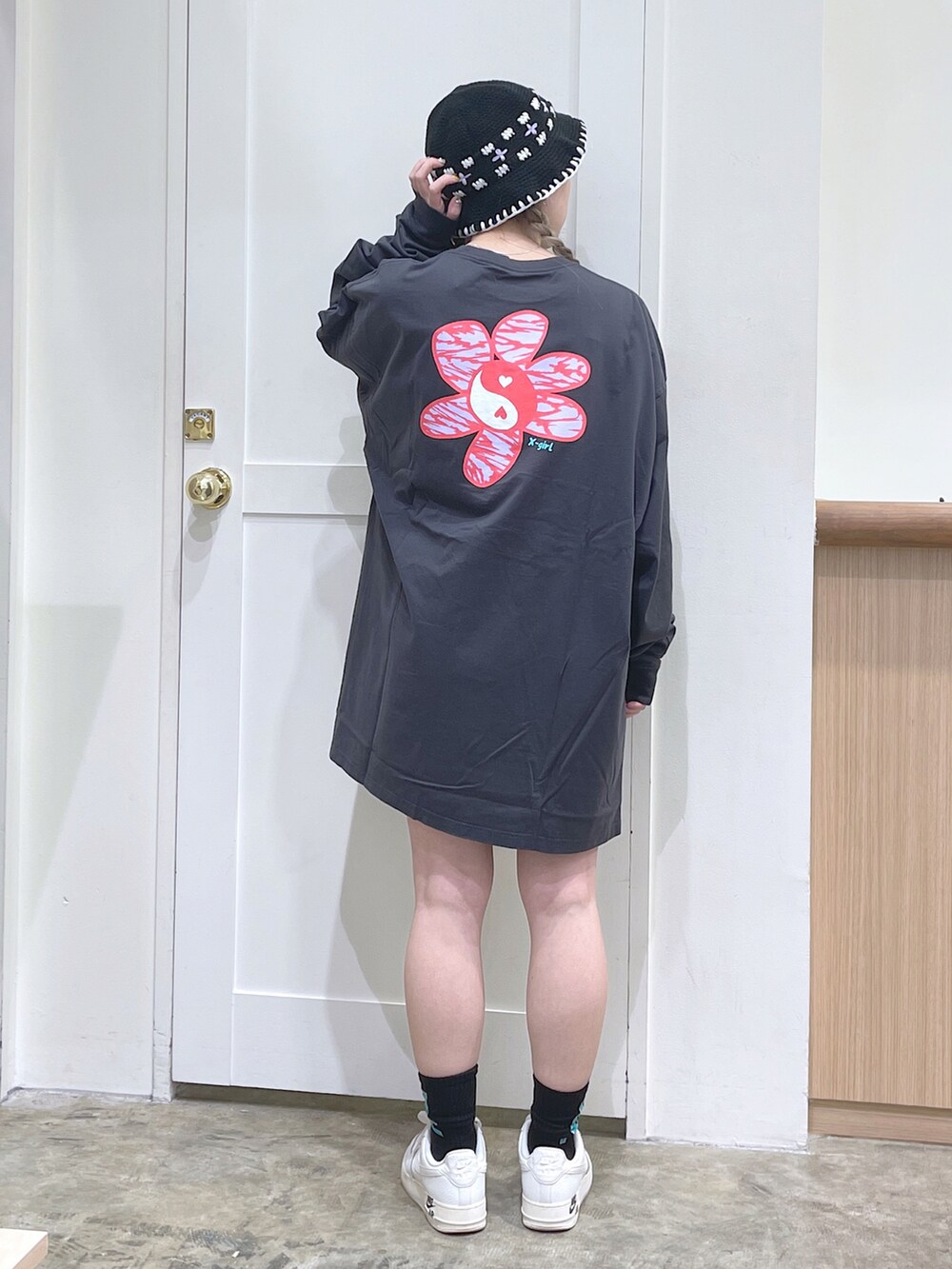 ブルー系のシャツ/ブラウス、グレー系のワンピース、ブラック系のハットを着用したレディースの秋コーディネートの5枚目の写真