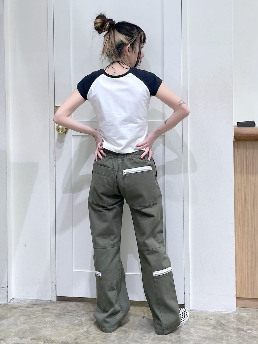 グリーン系のその他パンツ、ブラック系のショルダーバッグ、シルバー系のネックレスを着用したレディースの春コーディネートの4枚目の写真