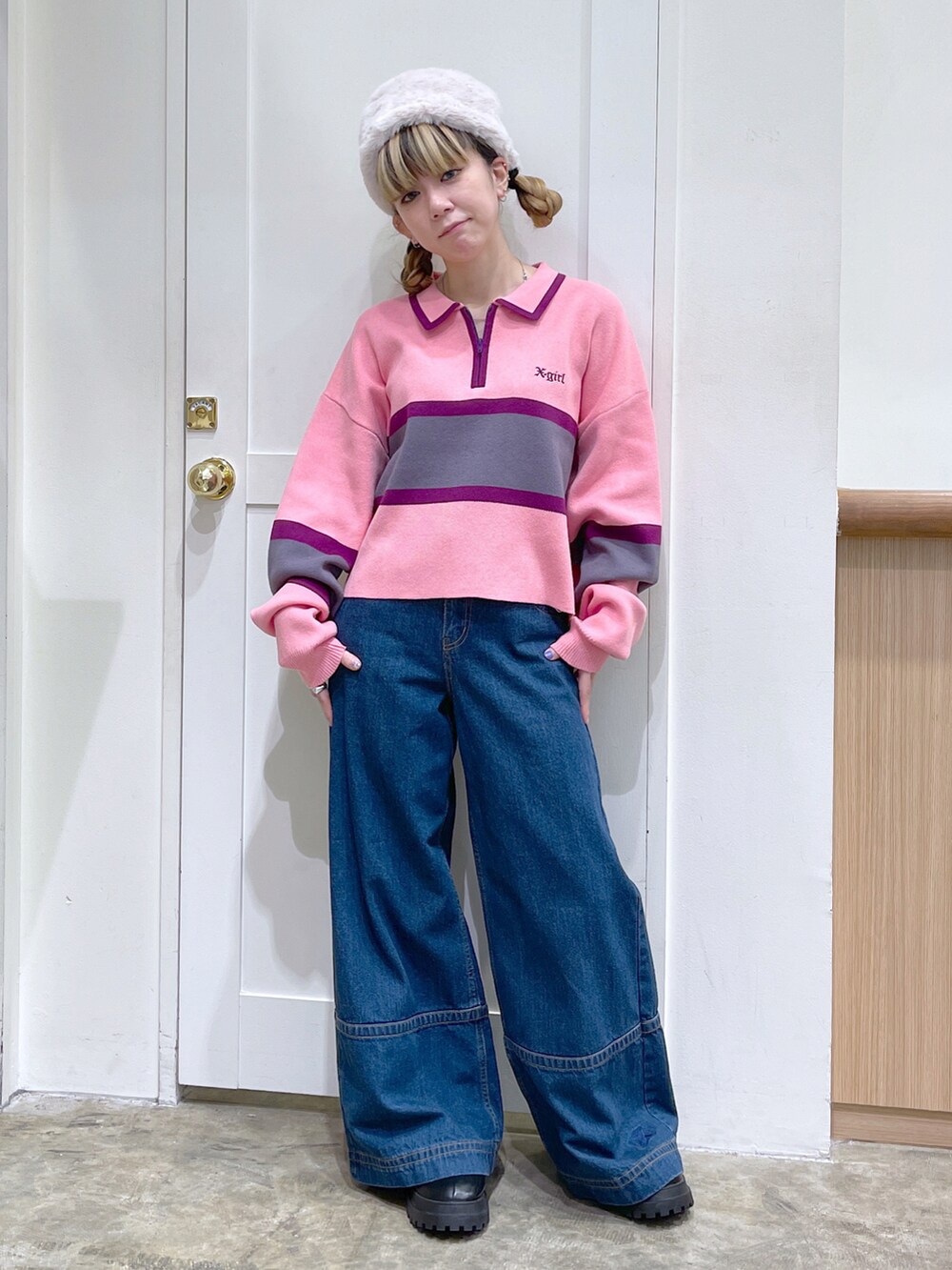 ピンク系のニット/セーター、ブルー系のデニムパンツ、ホワイト系のハンチング/ベレー帽を着用したレディースの冬コーディネートの2枚目の写真