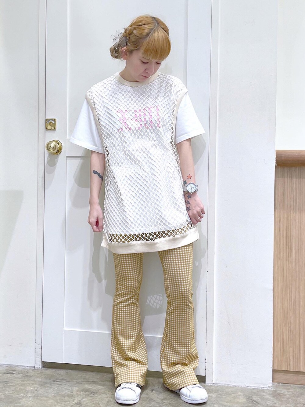 ホワイト系のTシャツ/カットソー、ホワイト系のTシャツ/カットソー、ベージュ系のその他パンツを着用したレディースの夏コーディネートの2枚目の写真