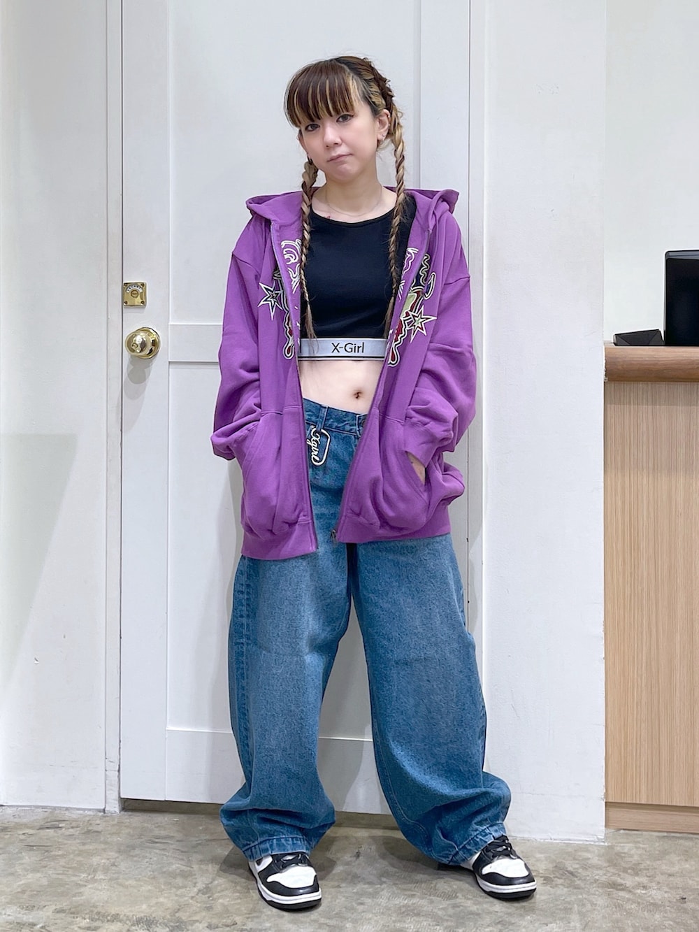 「x-girl、エックスガール、パーカー、デニムパンツ、トップス、カラビナ」｜「X-girlのBUTTERFLY ZIP UP HOODIE（パーカー、パープル系）」を使った、北浦佳那美さん（レディース・157cm）の夏コーディネートの2枚目の写真