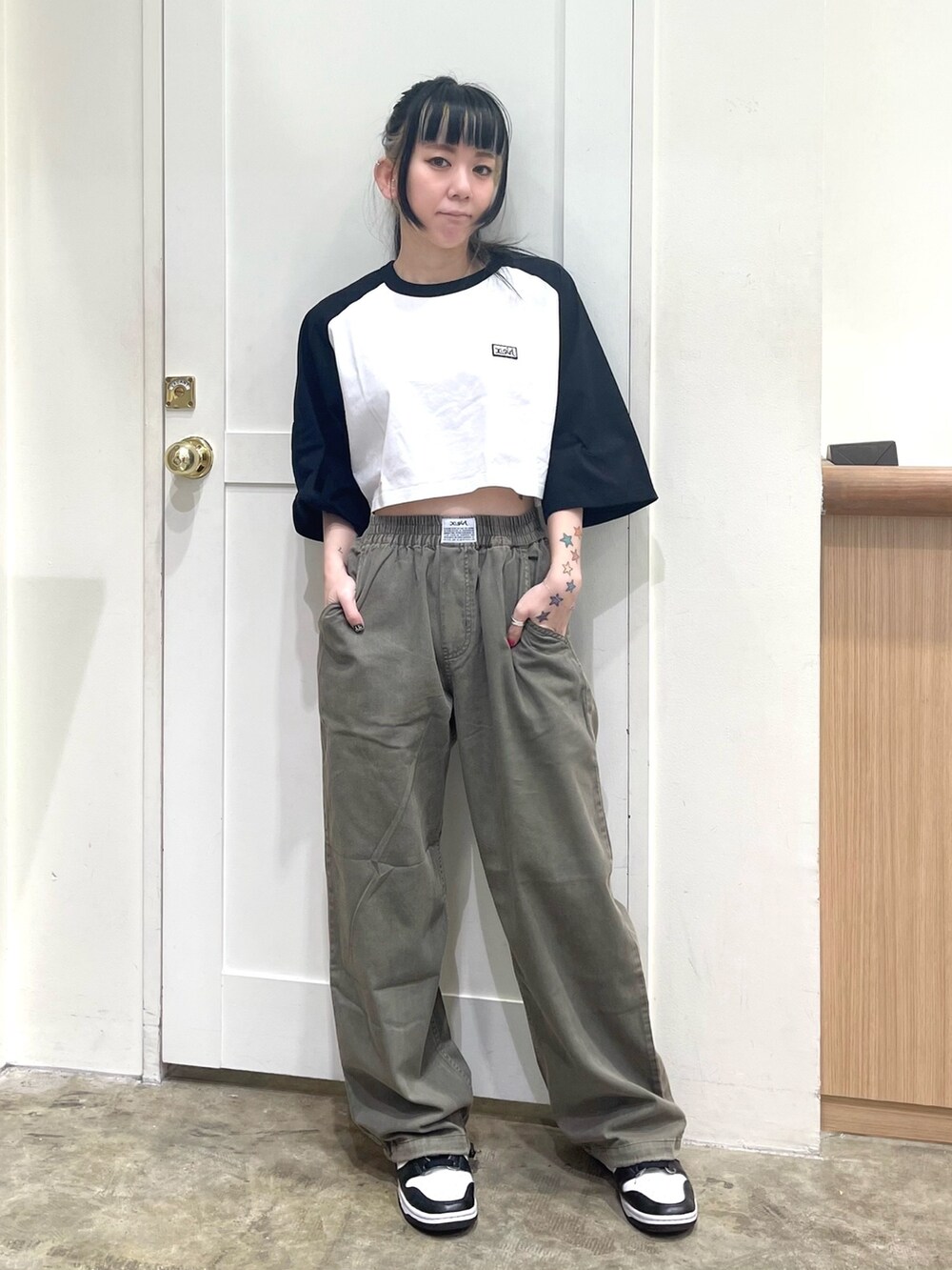 グリーン系のシャツ/ブラウス、グリーン系のその他パンツ、ホワイト系のTシャツ/カットソーを着用したレディースの春コーディネートの4枚目の写真