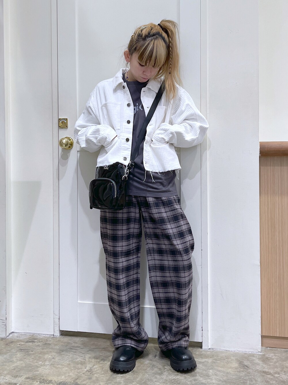 ホワイト系のブルゾン、グレー系のTシャツ/カットソー、ブラック系のその他パンツを着用したレディースの秋コーディネートの2枚目の写真