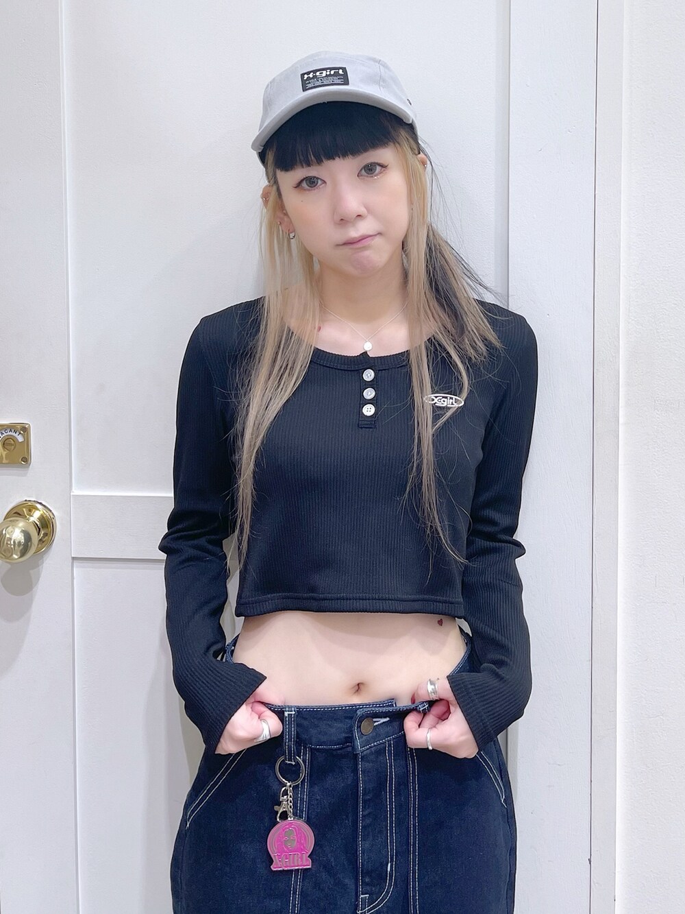 ブルー系のTシャツ/カットソー、ブルー系のデニムパンツ、グレー系のキャップを着用したレディースの夏コーディネートの5枚目の写真