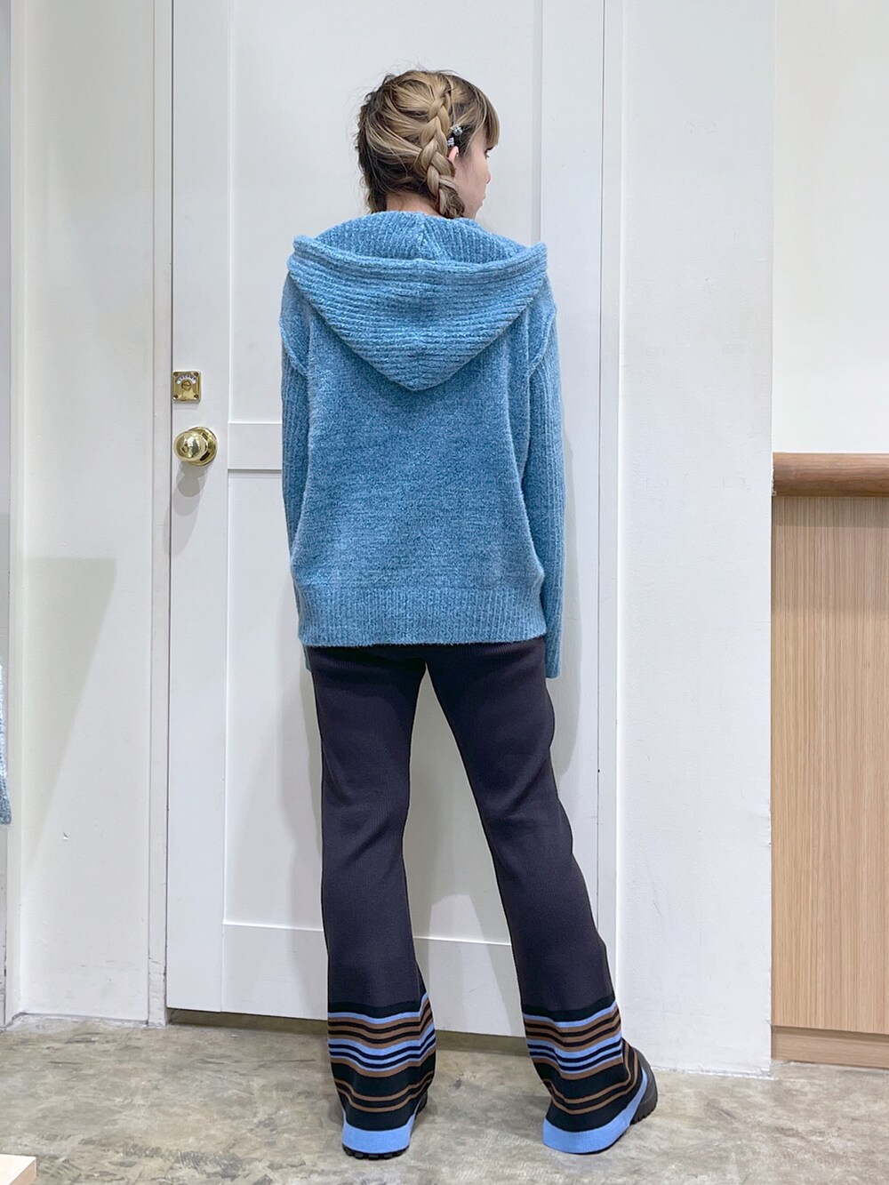 ブルー系のニット/セーター、ブラック系のショルダーバッグ、ブラック系のその他パンツを着用したレディースの秋コーディネートの5枚目の写真