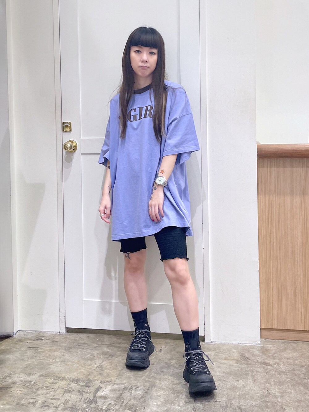 パープル系のワンピース、ホワイト系のエコバッグ/サブバッグ、ブラック系のスニーカーを着用したレディースの夏コーディネートの3枚目の写真