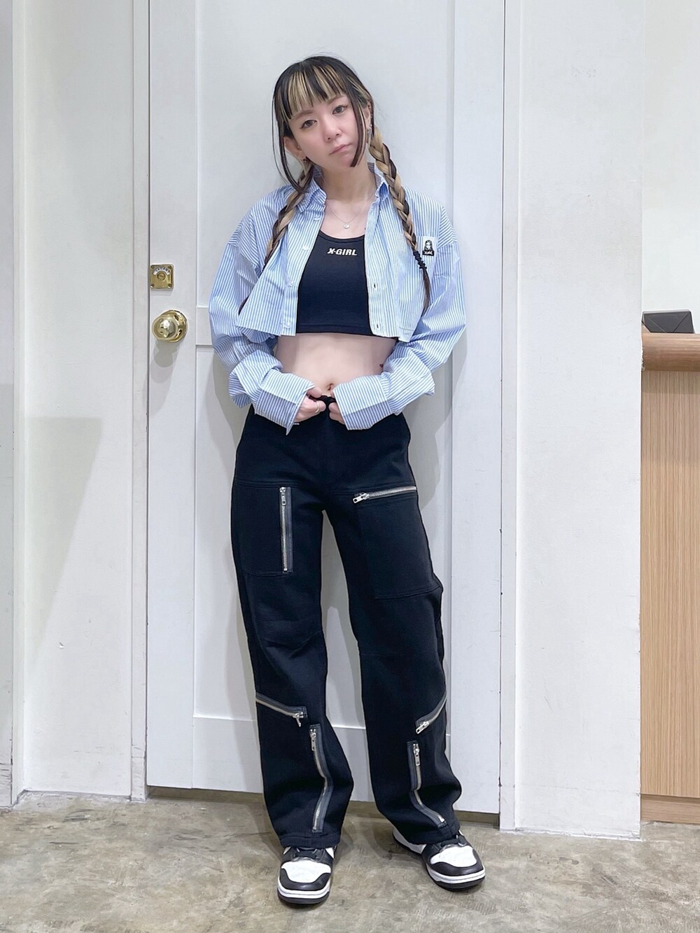 ブルー系のシャツ/ブラウス、ブラック系のタンクトップ、ブラック系のその他パンツを着用したレディースの春コーディネートの5枚目の写真