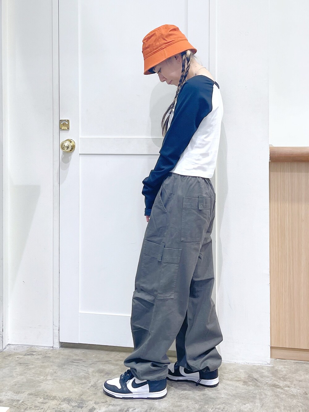 ホワイト系のTシャツ/カットソー、グリーン系のその他パンツ、オレンジ系のハットを着用したレディースの秋コーディネートの2枚目の写真